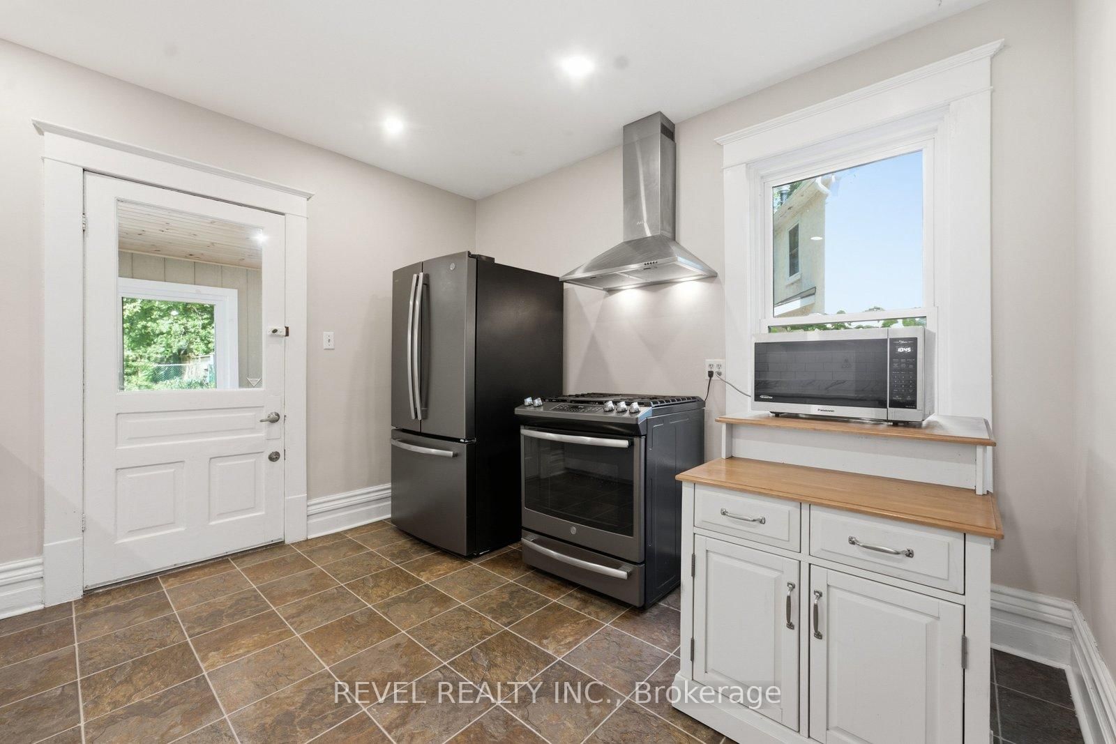 73 Grand River Street S • Brant, ON photo 15
