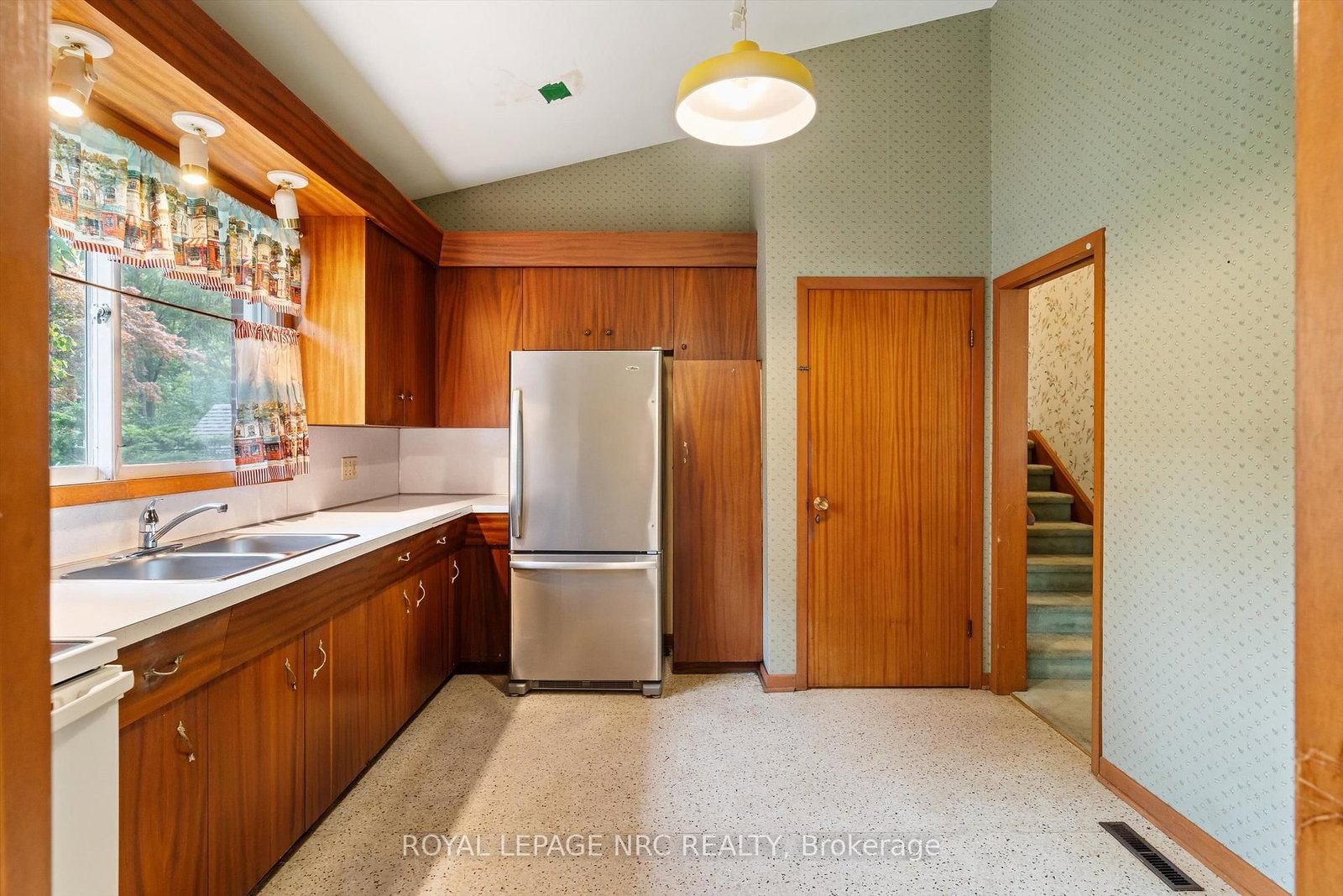 21 Parklane Crescent • St. Catharines, ON photo 11