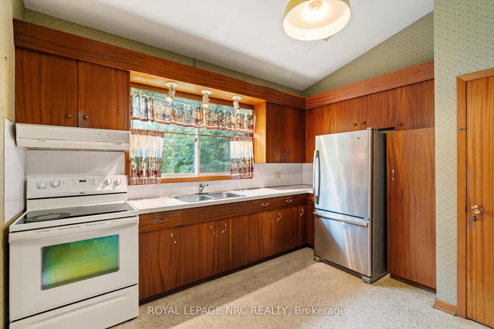 21 Parklane Crescent • St. Catharines, ON photo 12