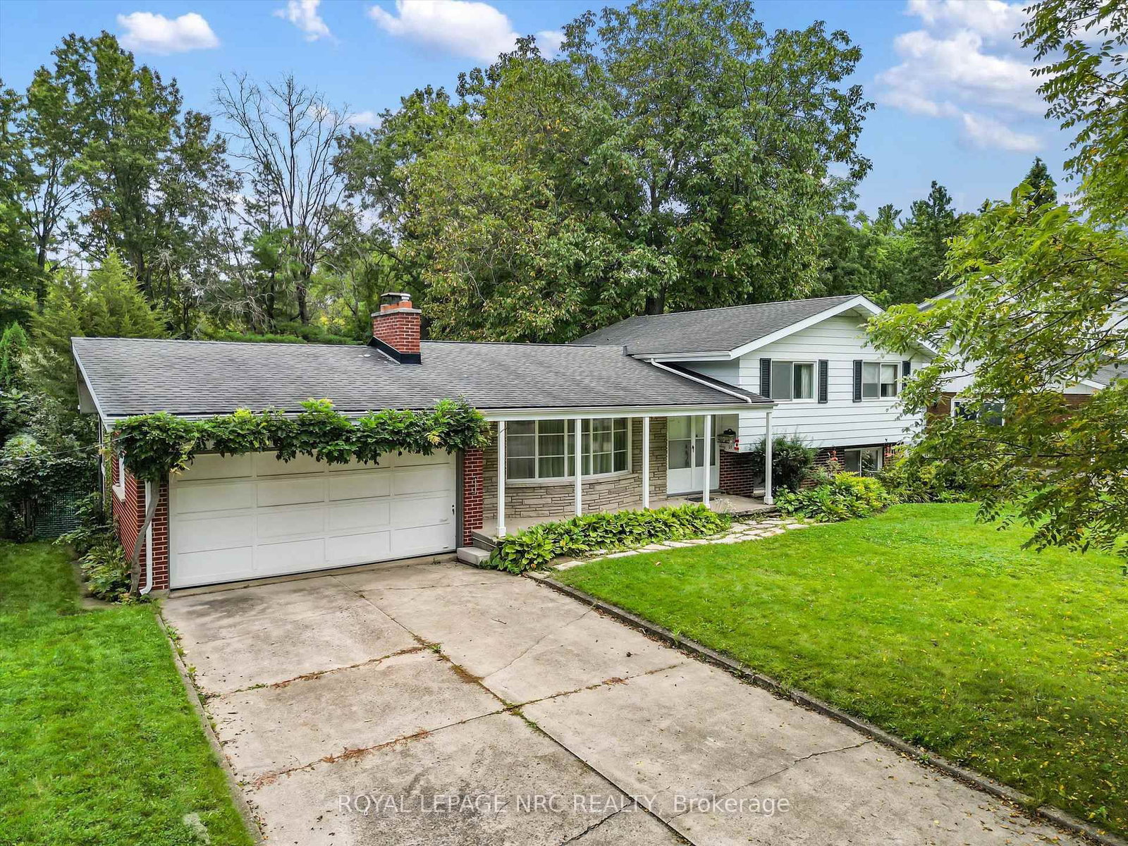 21 Parklane Crescent • St. Catharines, ON photo 3