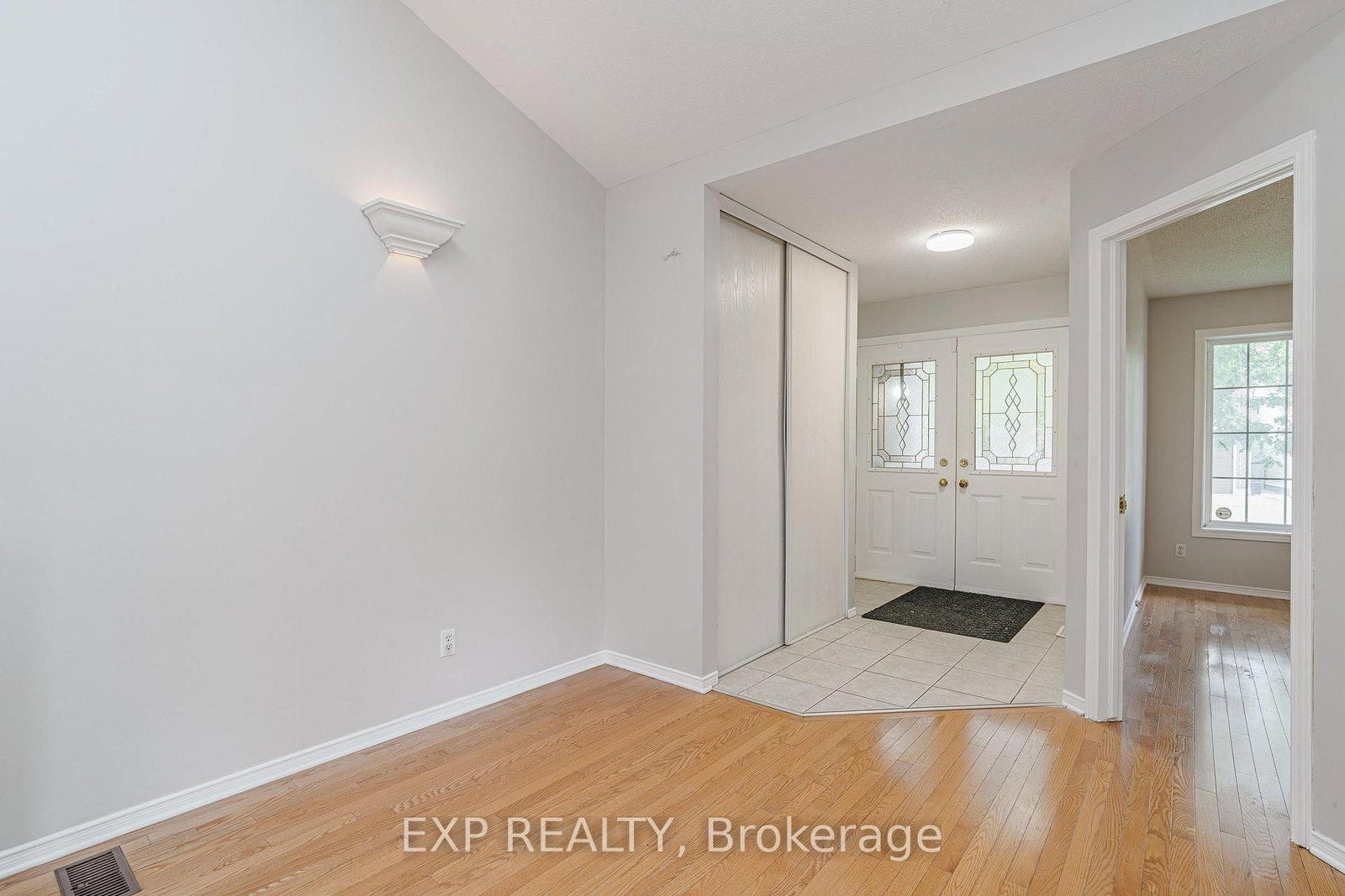 6 Windchime Crescent • Ottawa, ON photo 4