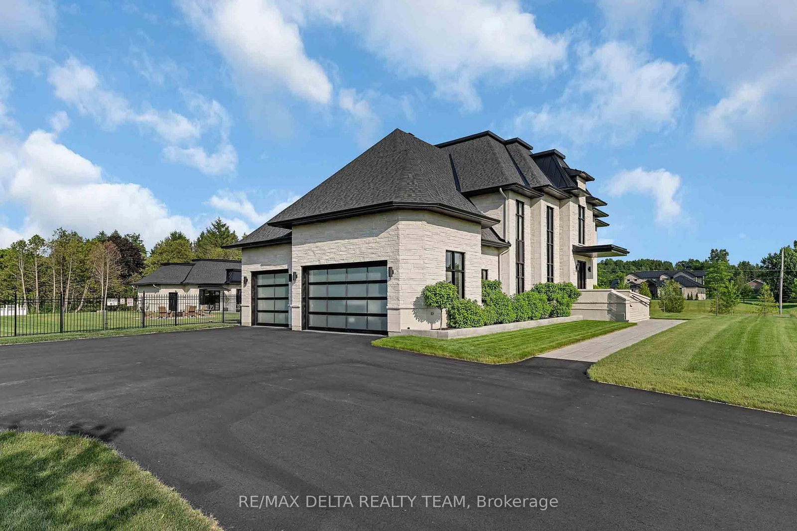1255 Arbuste Avenue • Ottawa, ON photo 2