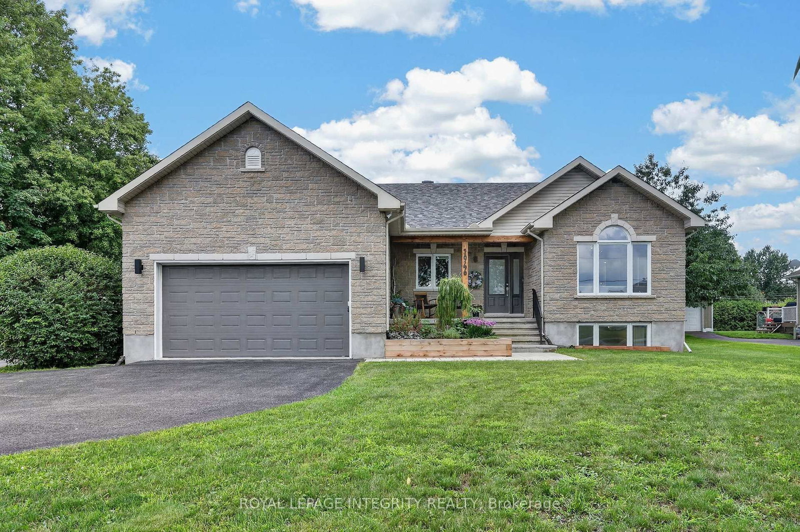 1946 Farisita Drive • Vars, ON photo 1