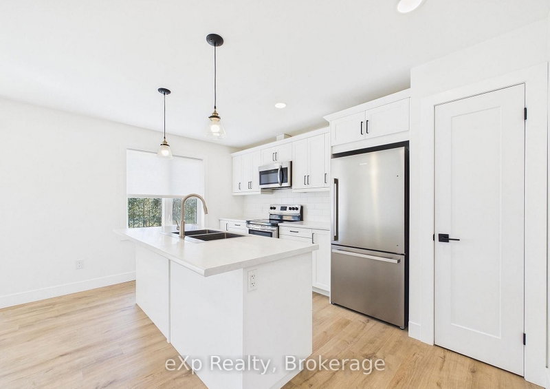 1085 Sutton St photo 4