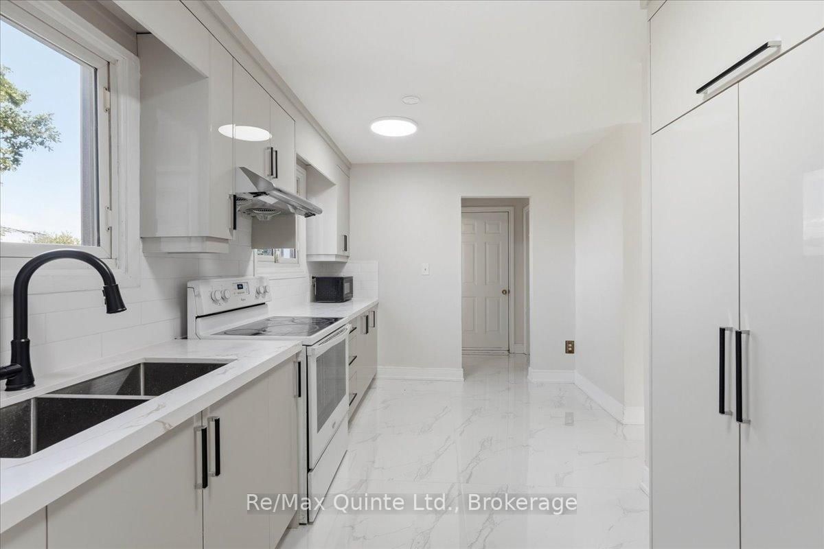 15 Robertson Lane • Belleville, ON photo 13