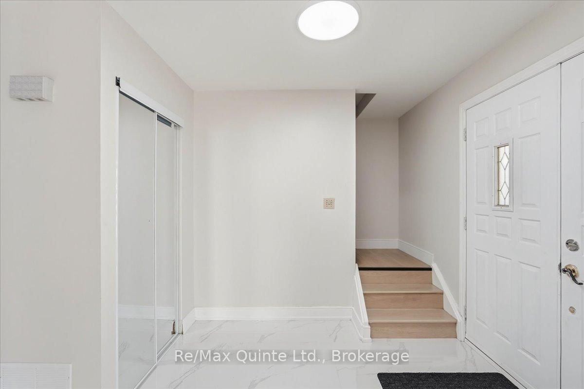 15 Robertson Lane • Belleville, ON photo 4