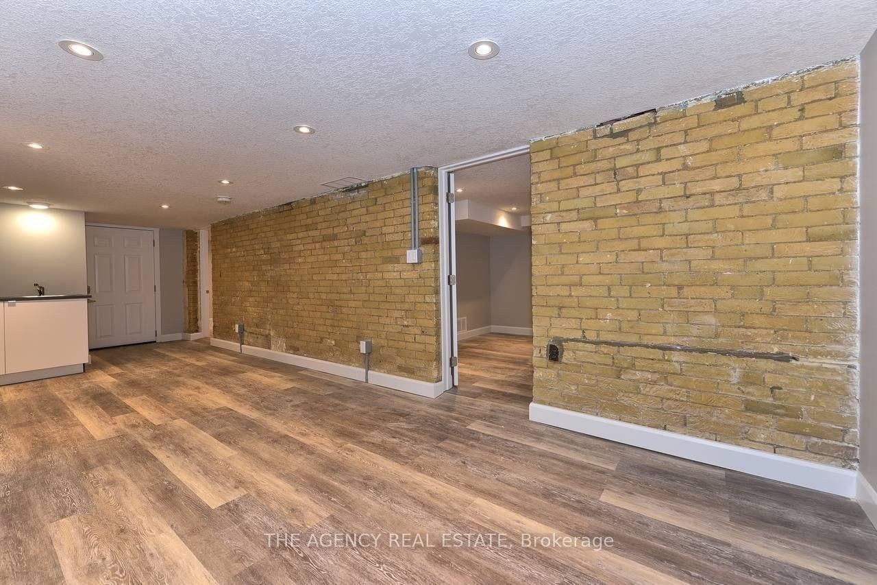 870 Queens Avenue, London East 3