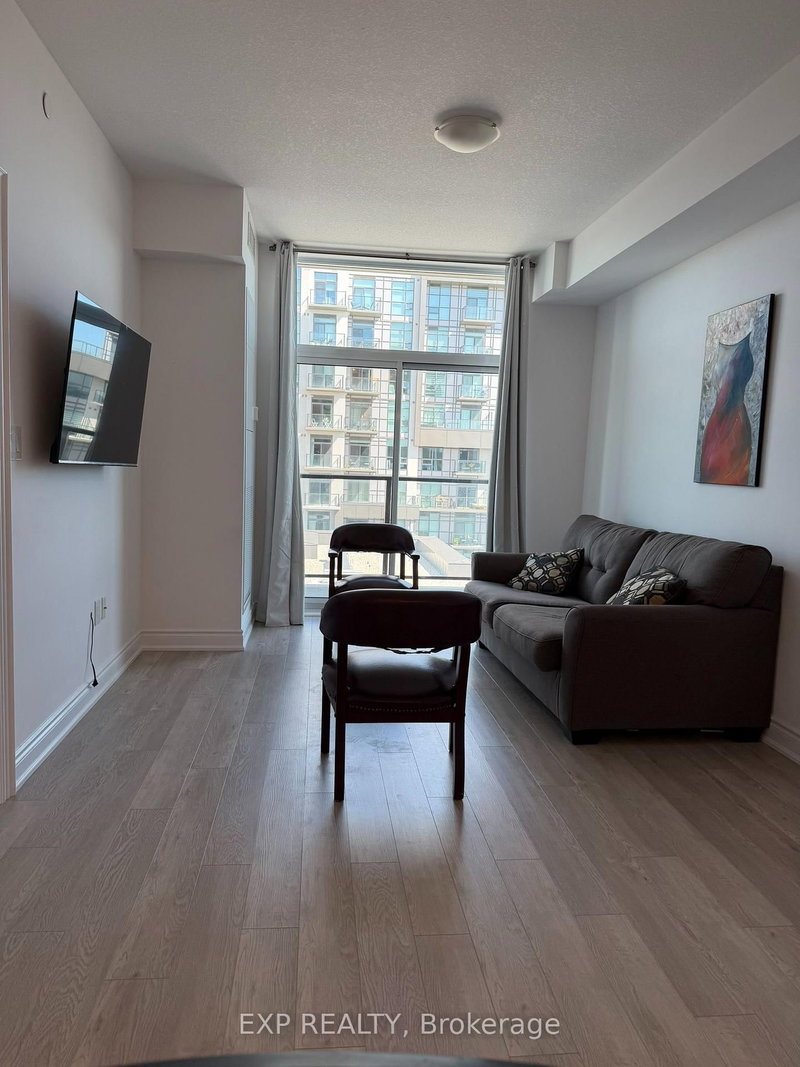 806 - 450 Dundas Street E
