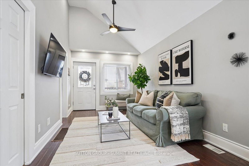 32 Allan Ave photo 4