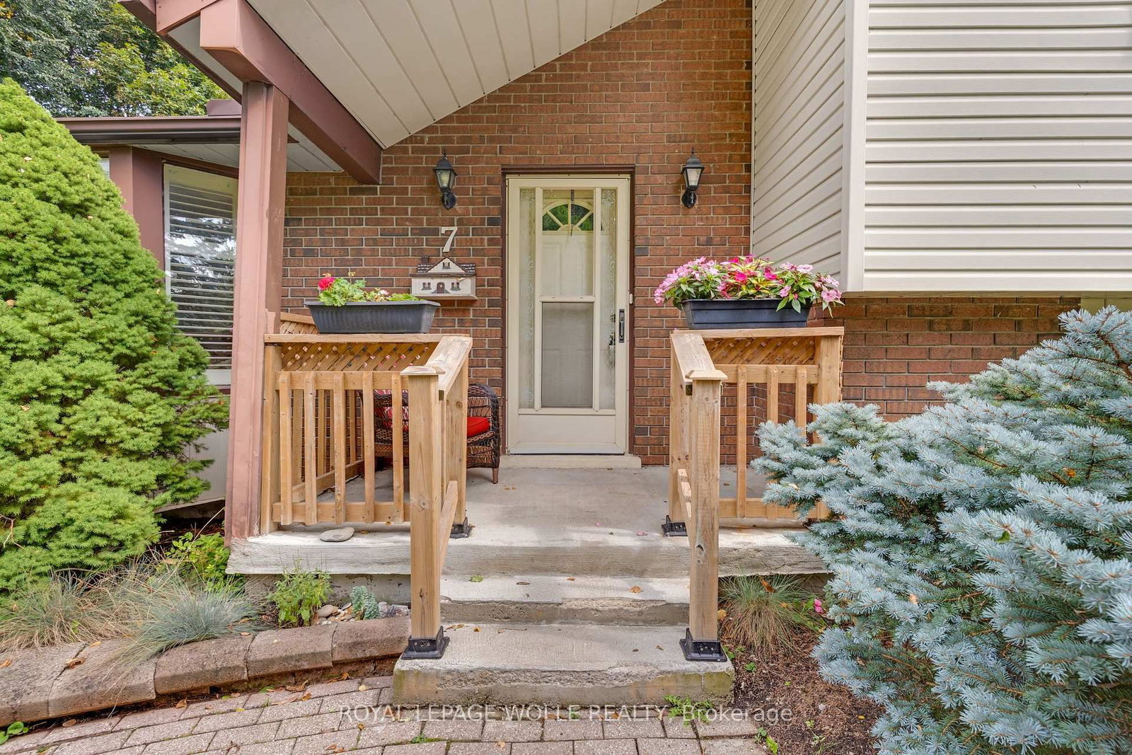 7 Underhill Crescent • Kitchener, ON photo 2