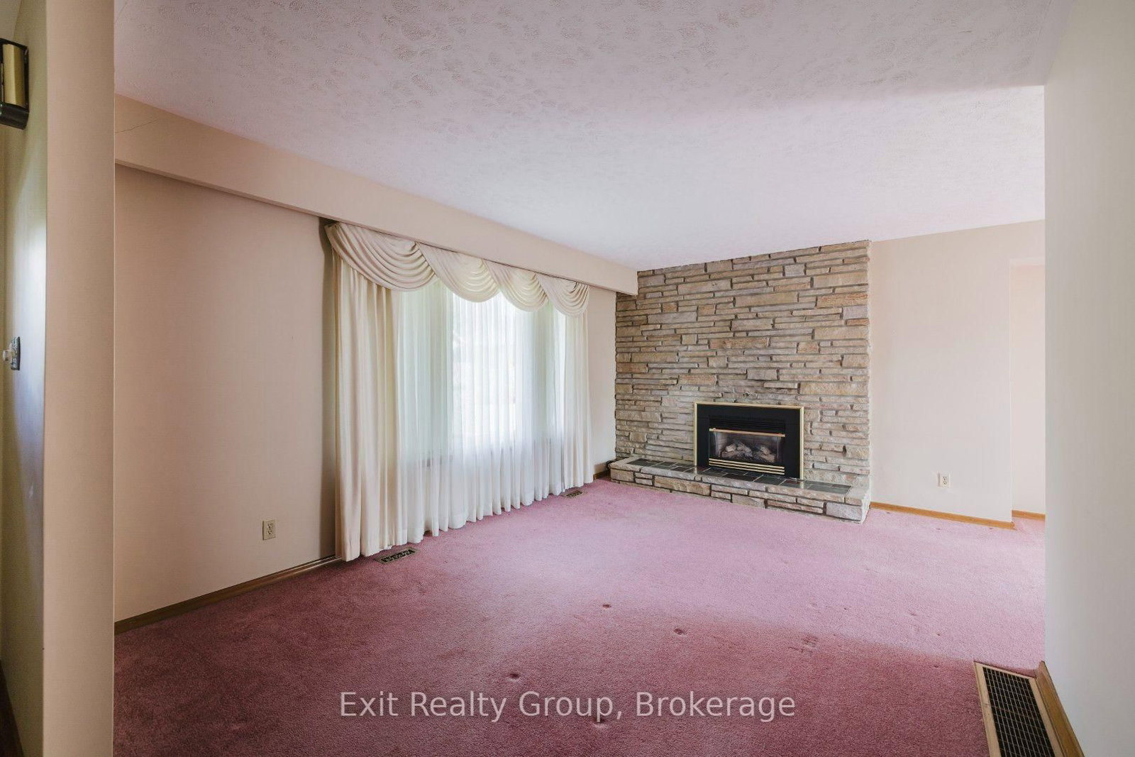 6 Ernest Court • Belleville, ON photo 4