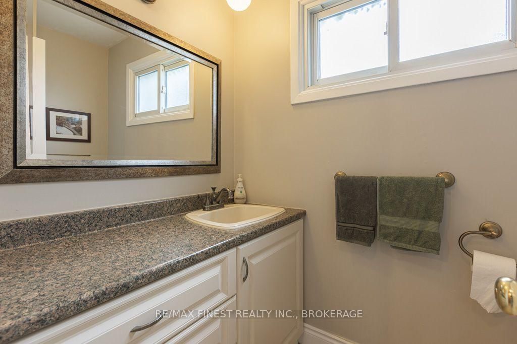 1043 Lincoln Drive • Kingston, ON photo 11