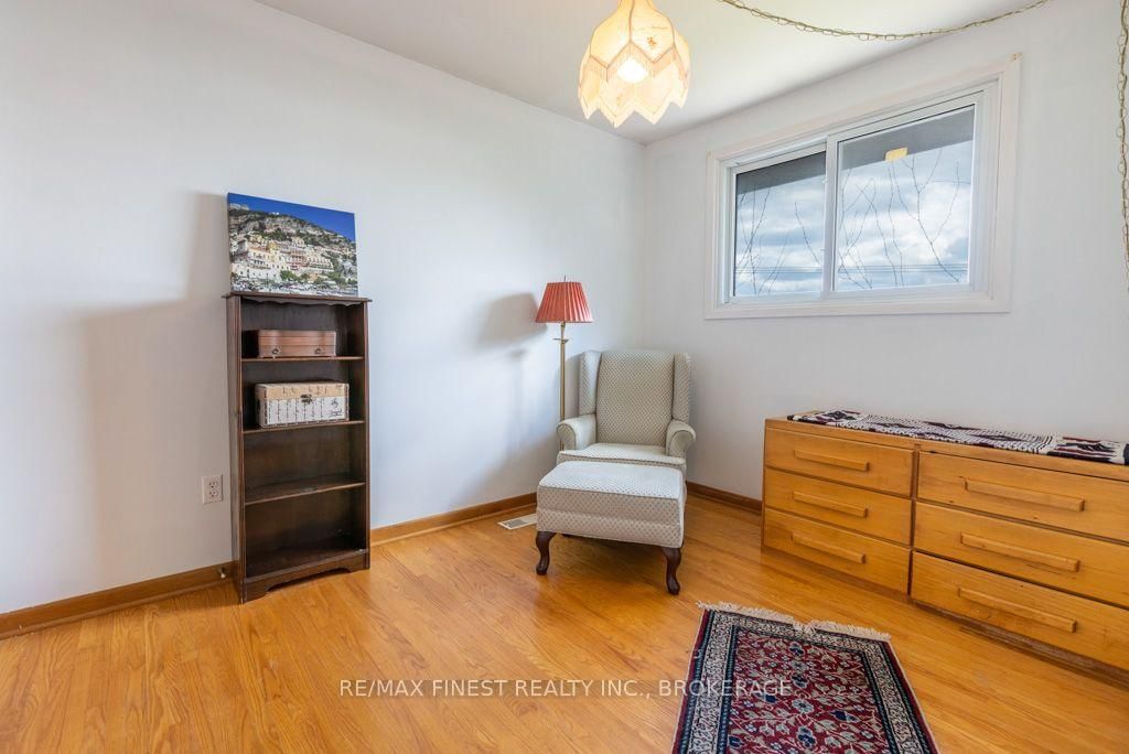 1043 Lincoln Drive • Kingston, ON photo 35