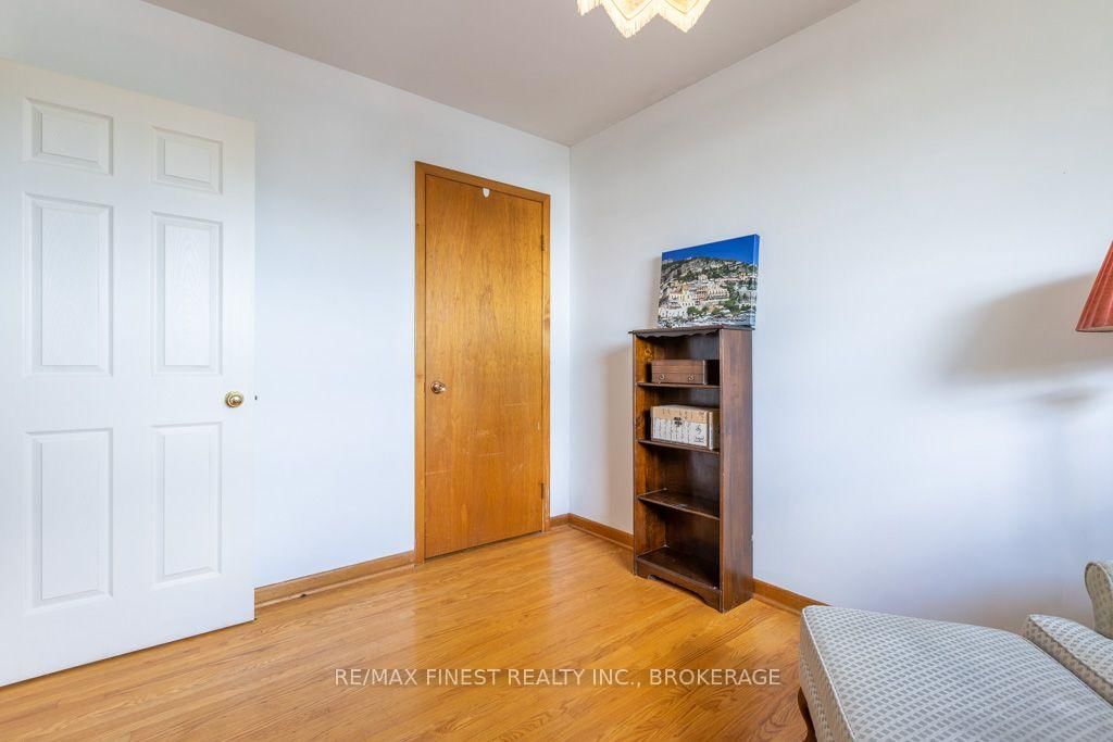 1043 Lincoln Drive • Kingston, ON photo 36