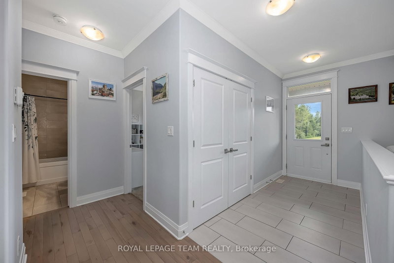 101 Stirling Cres photo 4