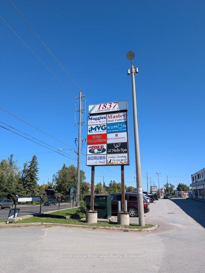 17 - 1837 Lansdowne Street W
