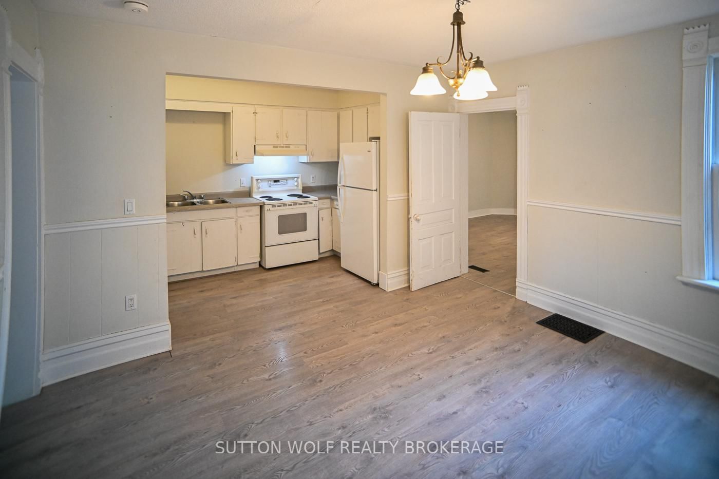 Semi-Detached House for sale at 24 Colborne Street, Strathroy-Caradoc, Ontario, N7G 2L9 - NE - MLS: X13755682