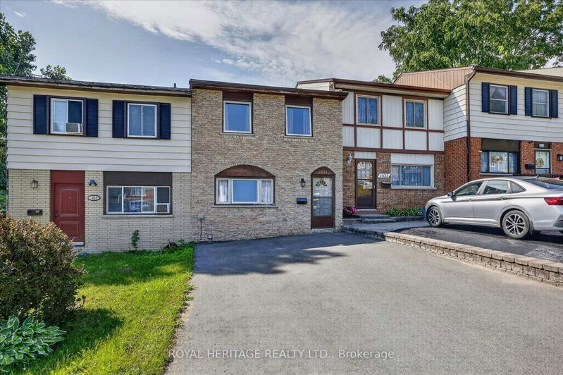 1621 Applewood Crescent