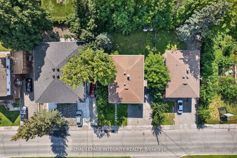 228 Woodroffe Avenue