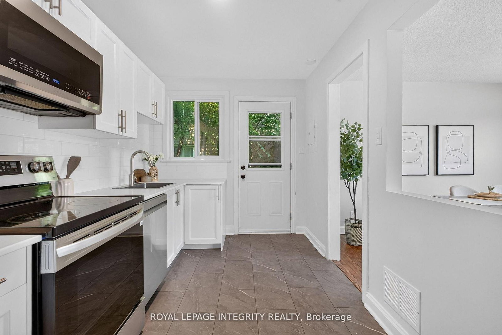 228 Woodroffe Avenue • Ottawa, ON photo 8