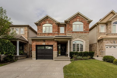 Detached House for sale at 24 Newcastle Court, Hamilton, Ontario, L8V 0A6 - Thorner - MLS: X13756050