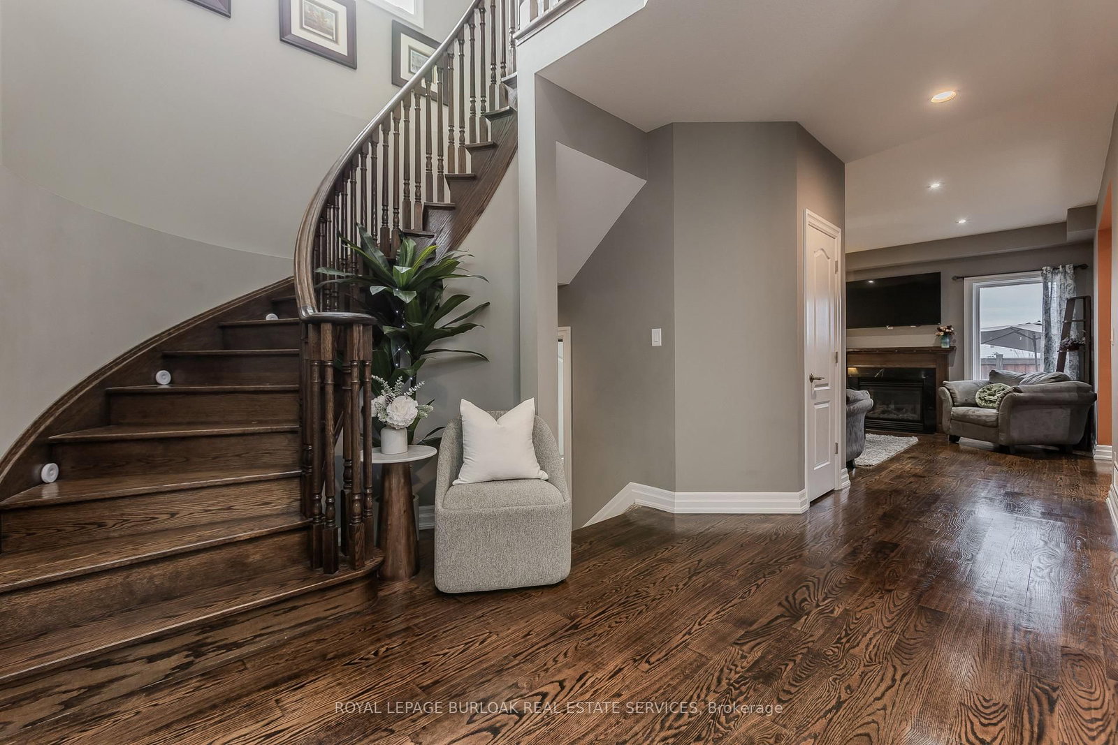 24 Newcastle Court • Hamilton, ON photo 3