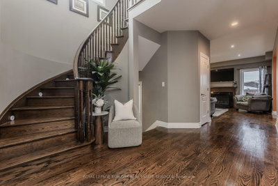 24 Newcastle Court • Hamilton, ON photo 3