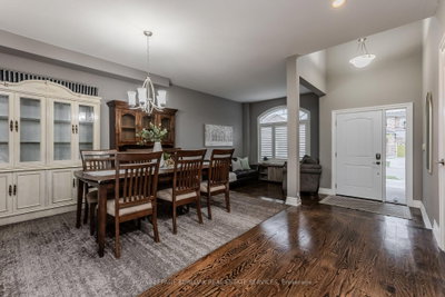 24 Newcastle Court • Hamilton, ON photo 4