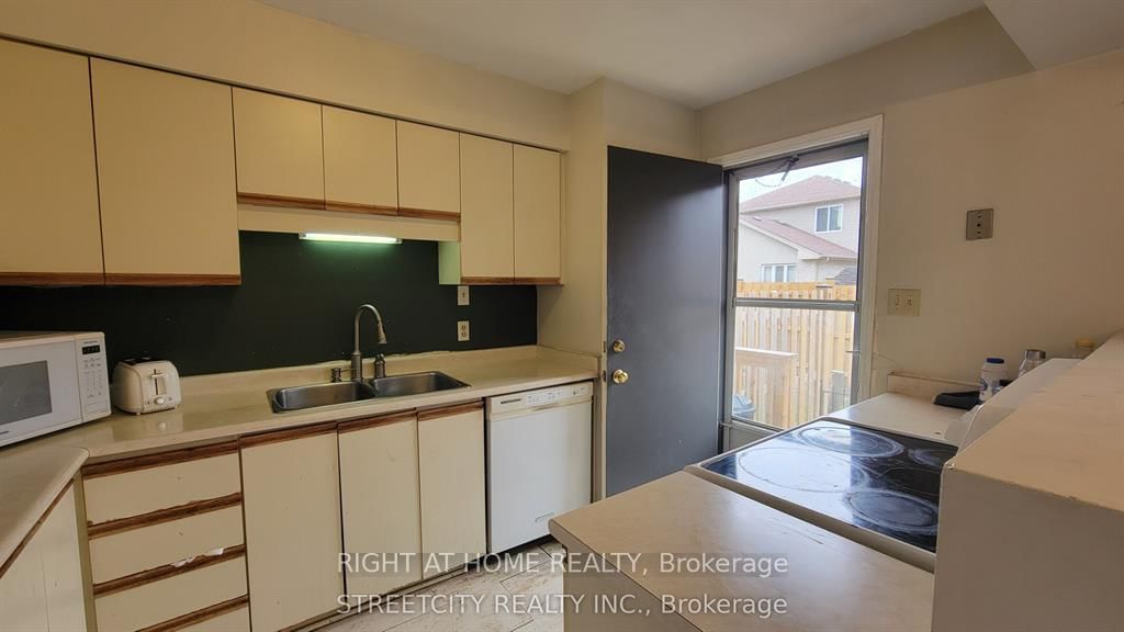 733 Deveron Crescent • #108 • London South, ON photo 4