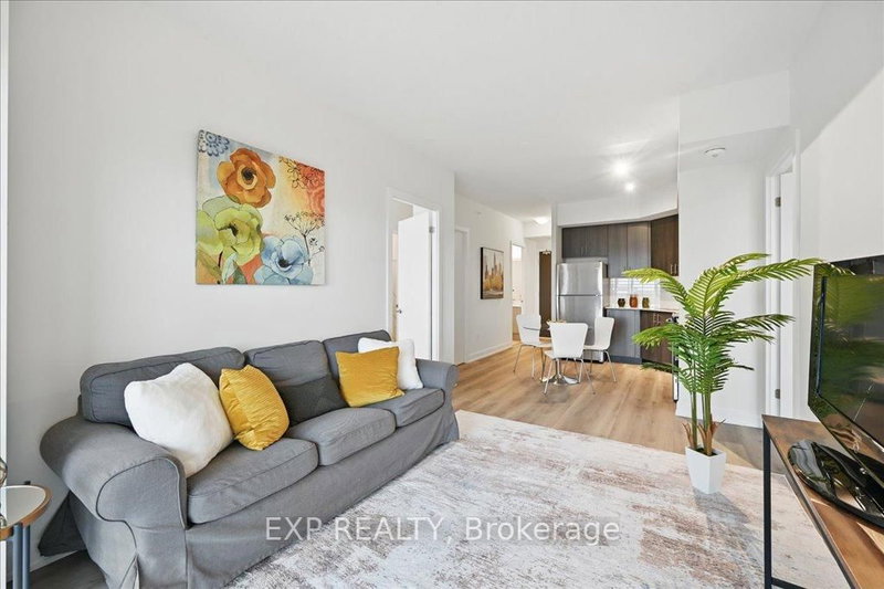 707 - 550 North Service Road