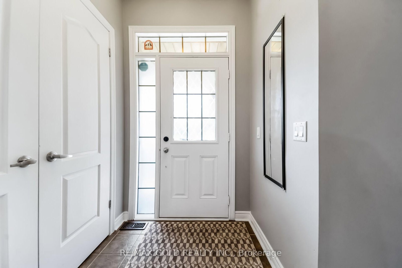 792 Arthur Parker Avenue • Woodstock, ON photo 2