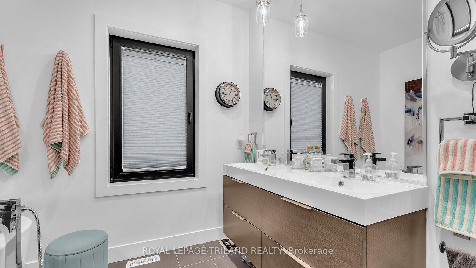 2400 Red Thorne Avenue • London South, ON photo 25