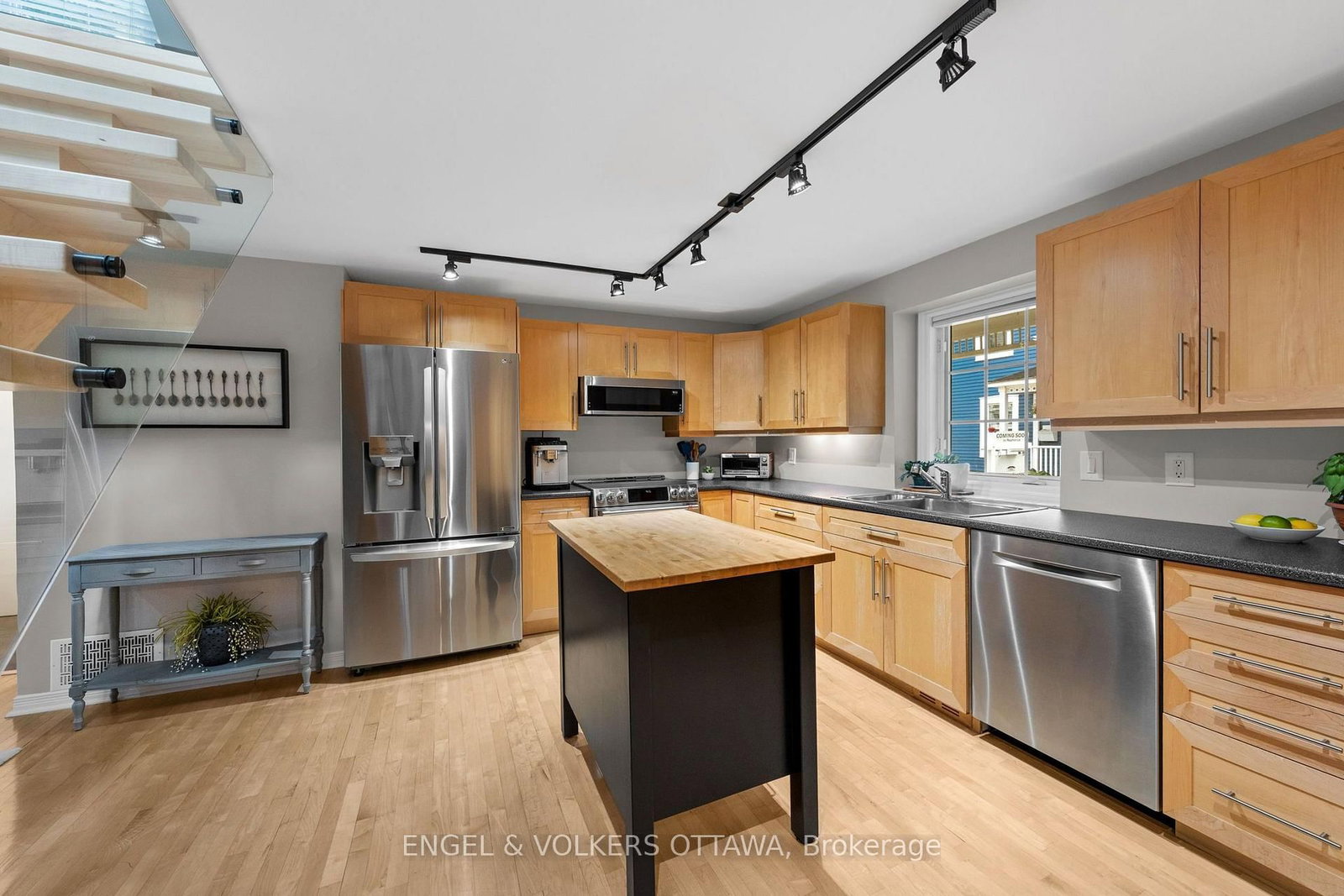 4 Avon Lane • Ottawa, ON photo 10