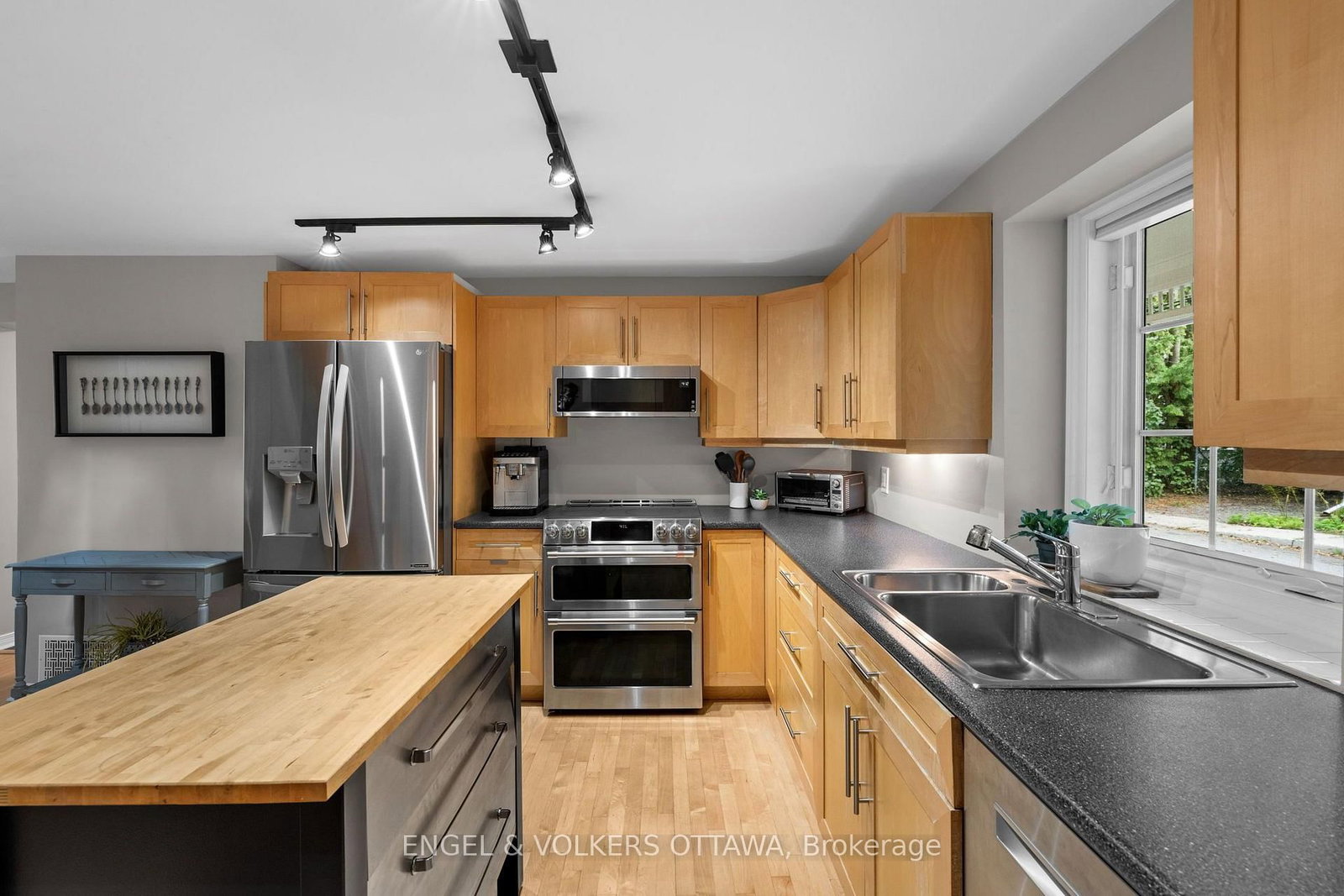 4 Avon Lane • Ottawa, ON photo 11