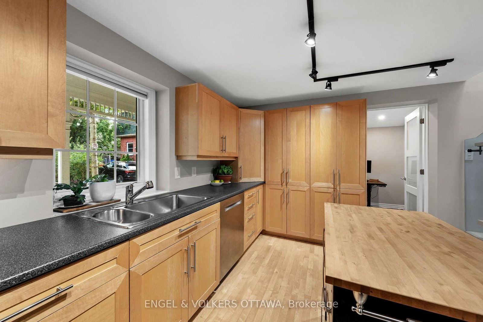4 Avon Lane • Ottawa, ON photo 12