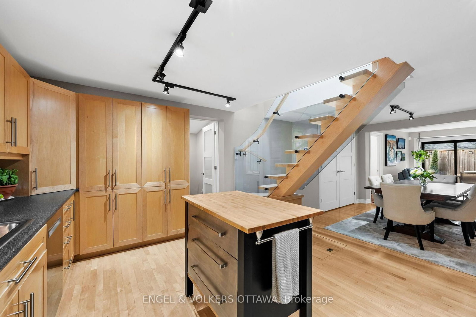 4 Avon Lane • Ottawa, ON photo 13