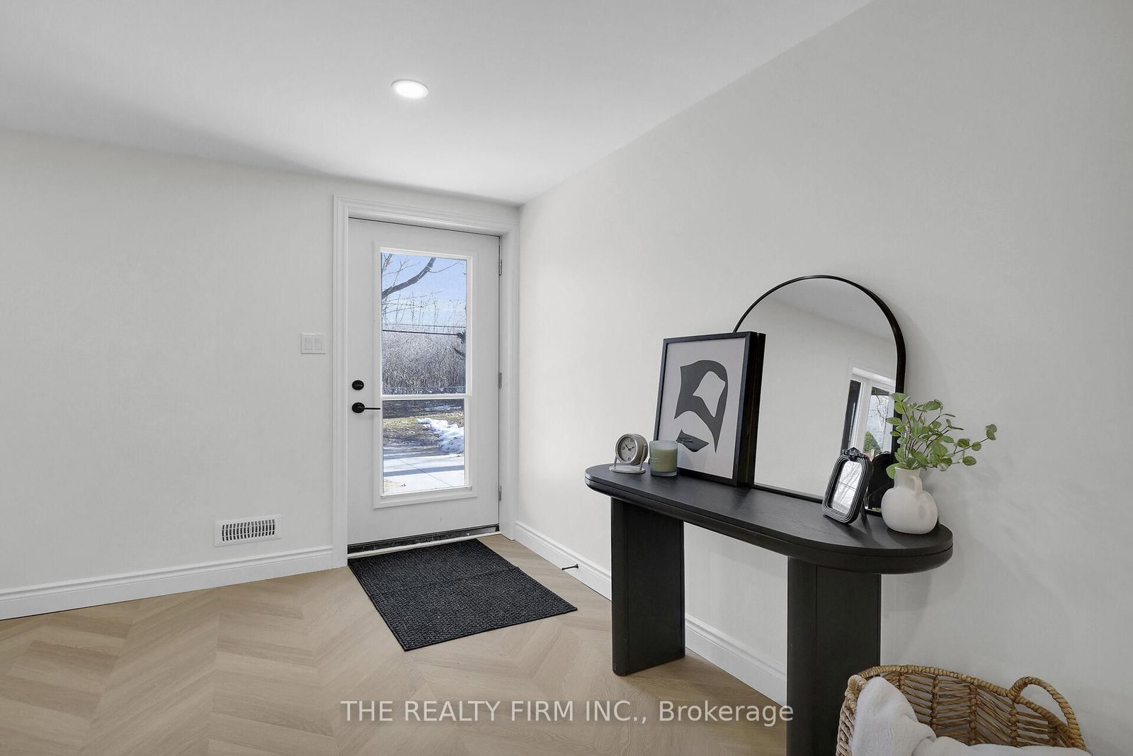 Lower - 57 Naomee Crescent, London North 4