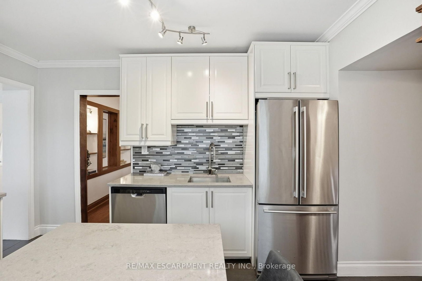 230 Beach Boulevard • Hamilton, ON photo 8