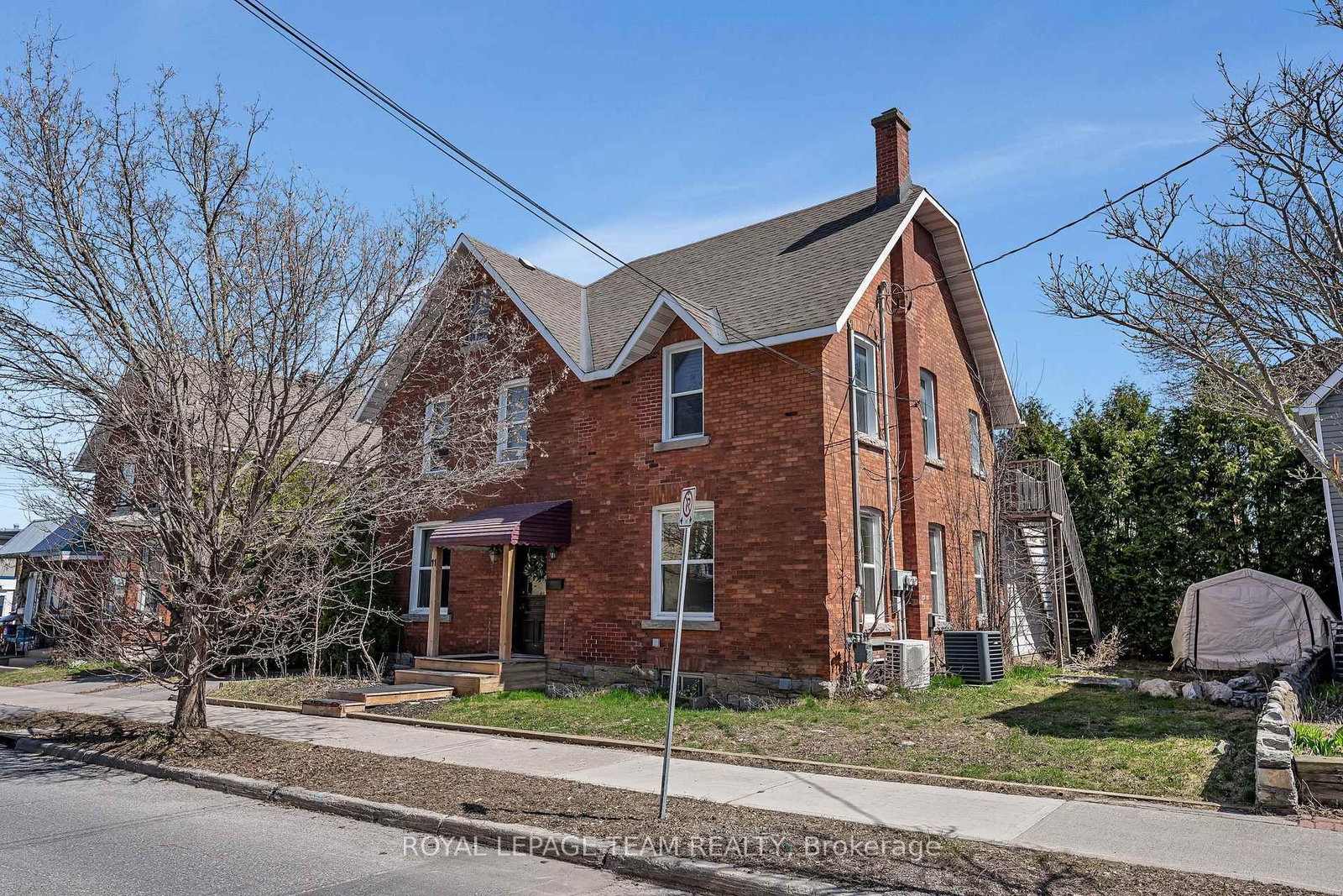 11 Sherbrooke Avenue • Ottawa, ON photo 2