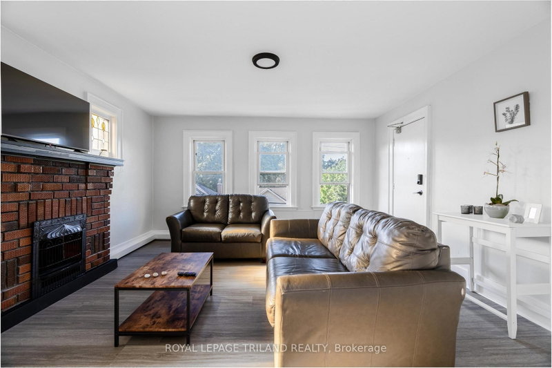 9 - 425 Mckenzie Avenue