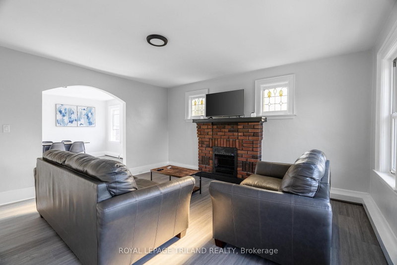 9 - 425 Mckenzie Avenue