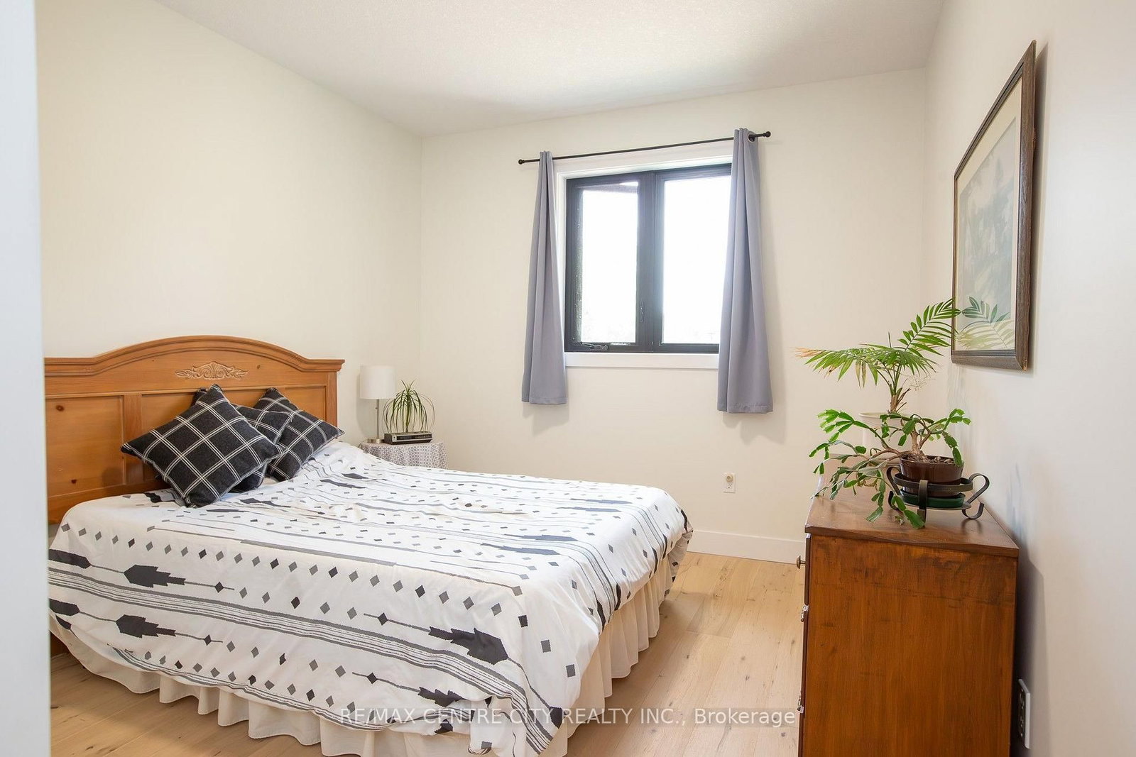 273 Foxborough Place • Thames Centre, ON photo 15