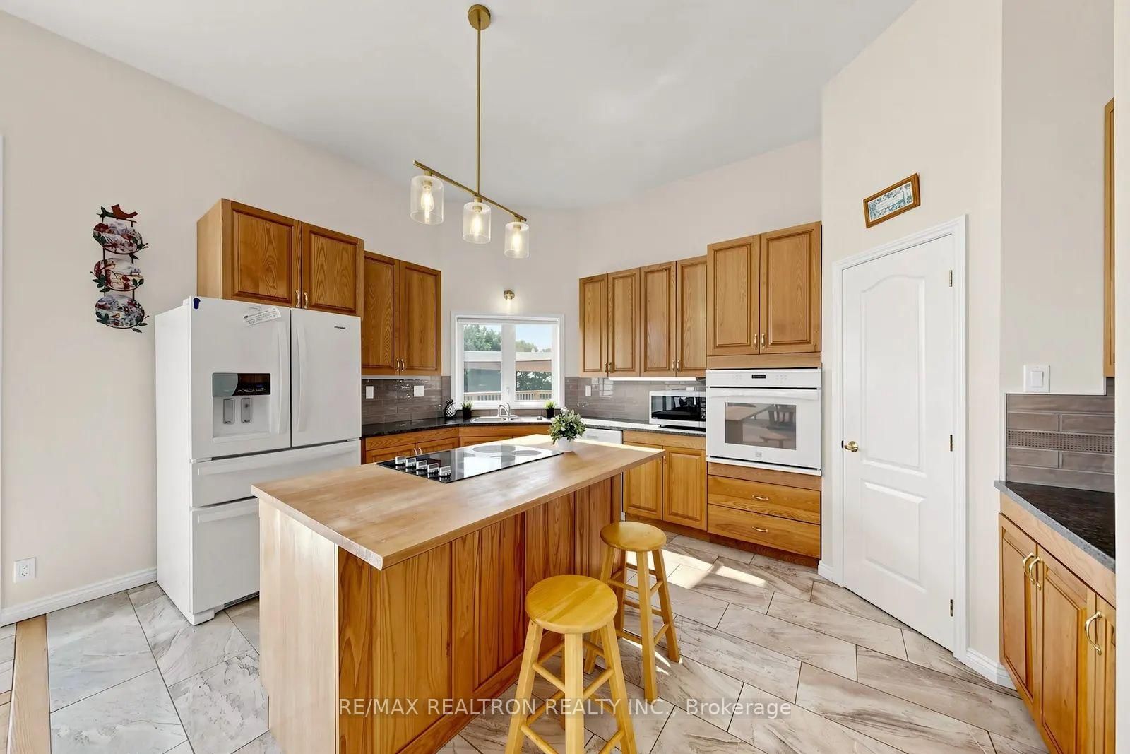 19305 Loyalist Parkway • Prince Edward County, ON photo 10