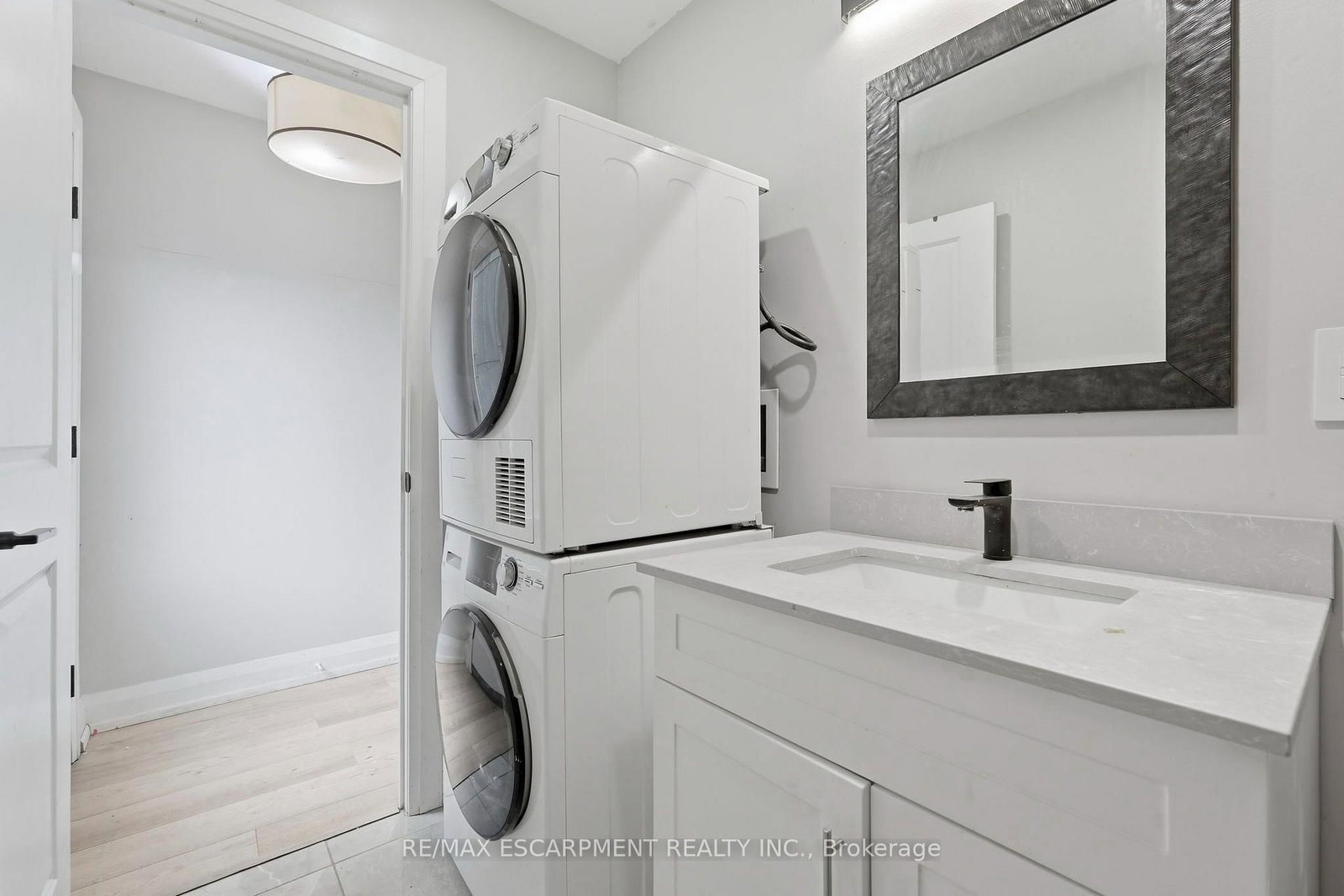 106 BARNESDALE Avenue N • Hamilton, ON photo 13