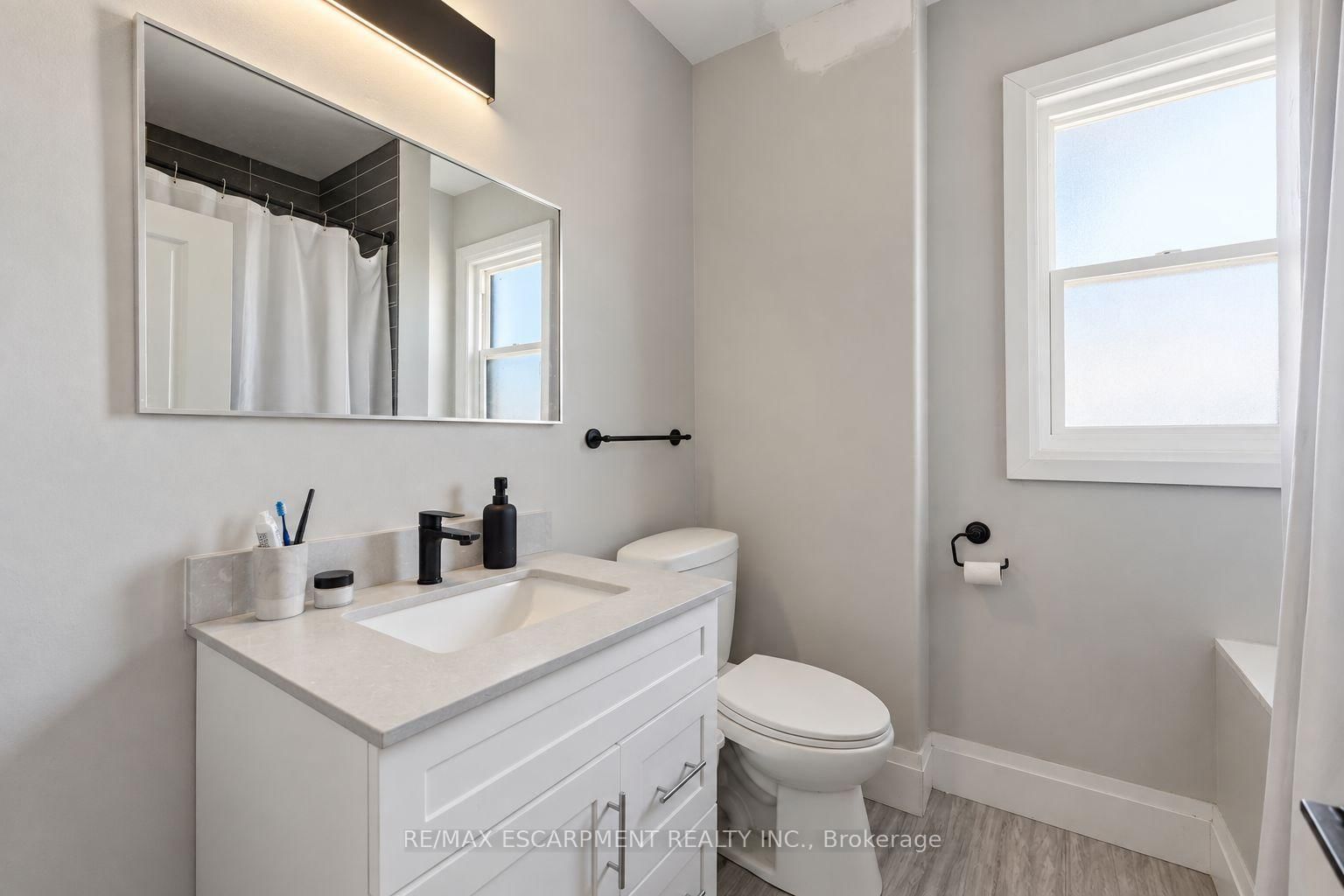 106 BARNESDALE Avenue N • Hamilton, ON photo 24