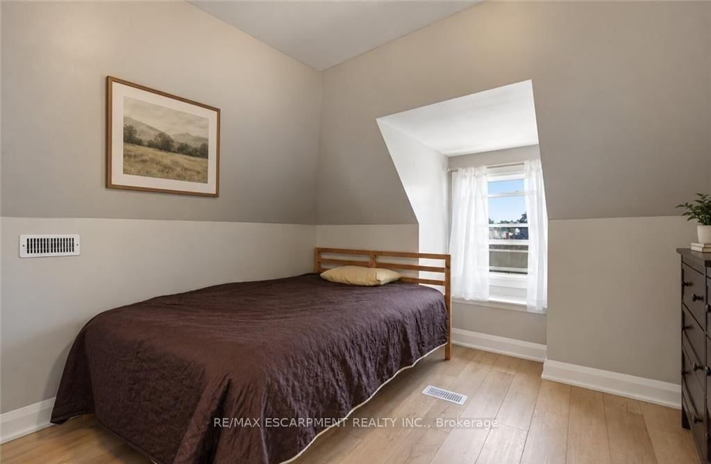 106 BARNESDALE Avenue N • Hamilton, ON photo 33
