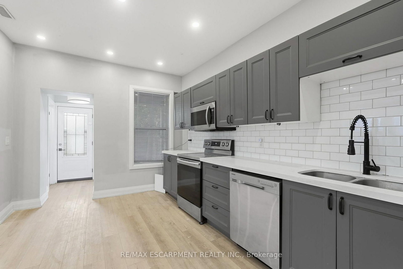 106 BARNESDALE Avenue N • Hamilton, ON photo 8