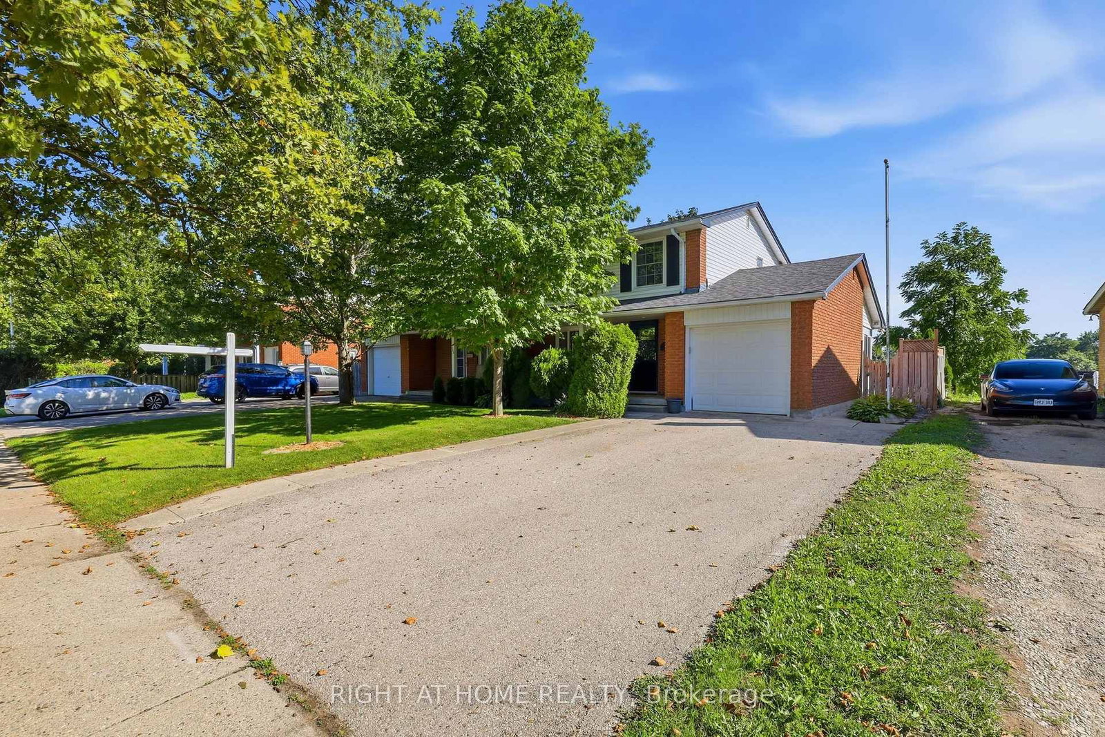 724 Notre Dame Drive • London South, ON photo 1