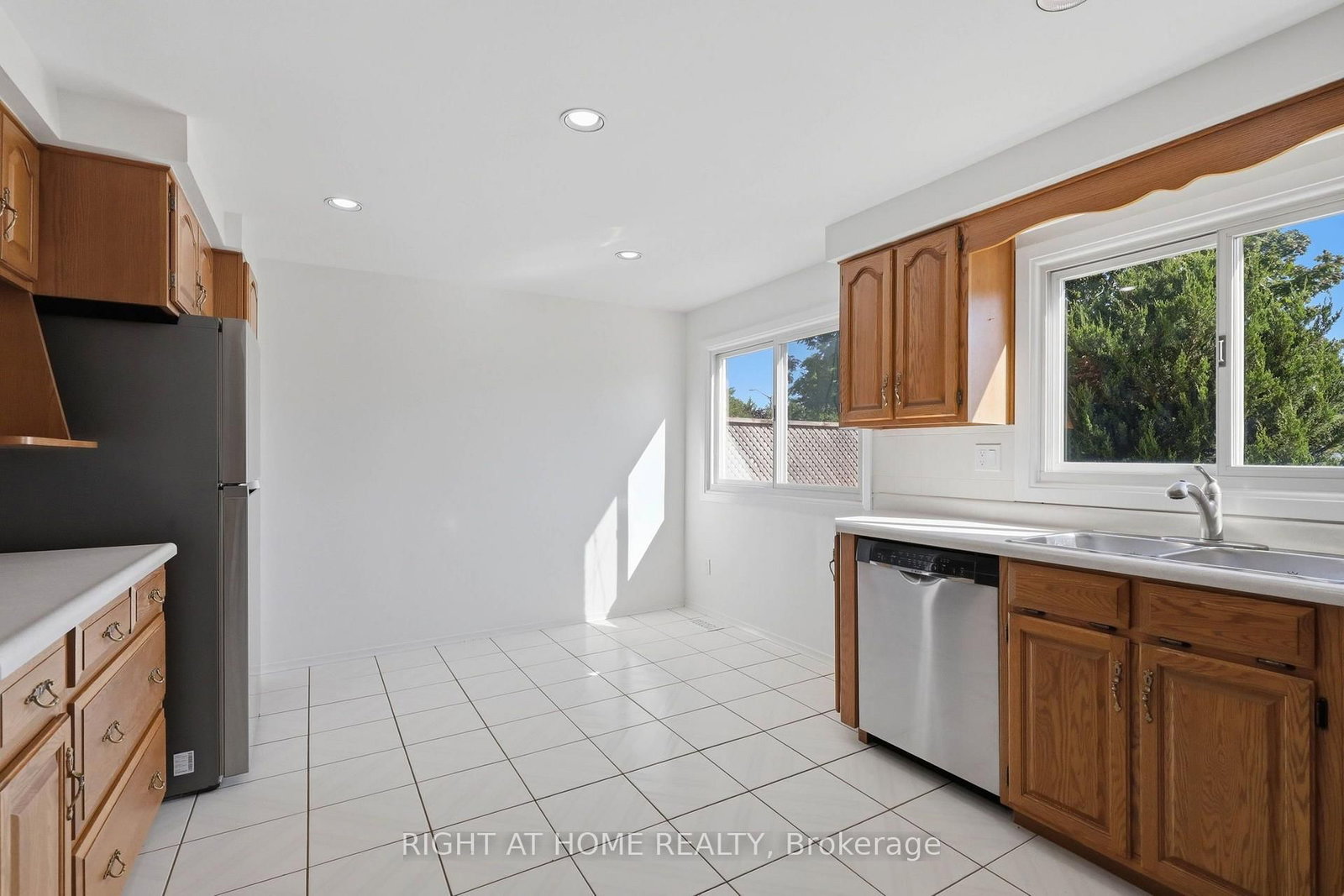 724 Notre Dame Drive • London South, ON photo 11