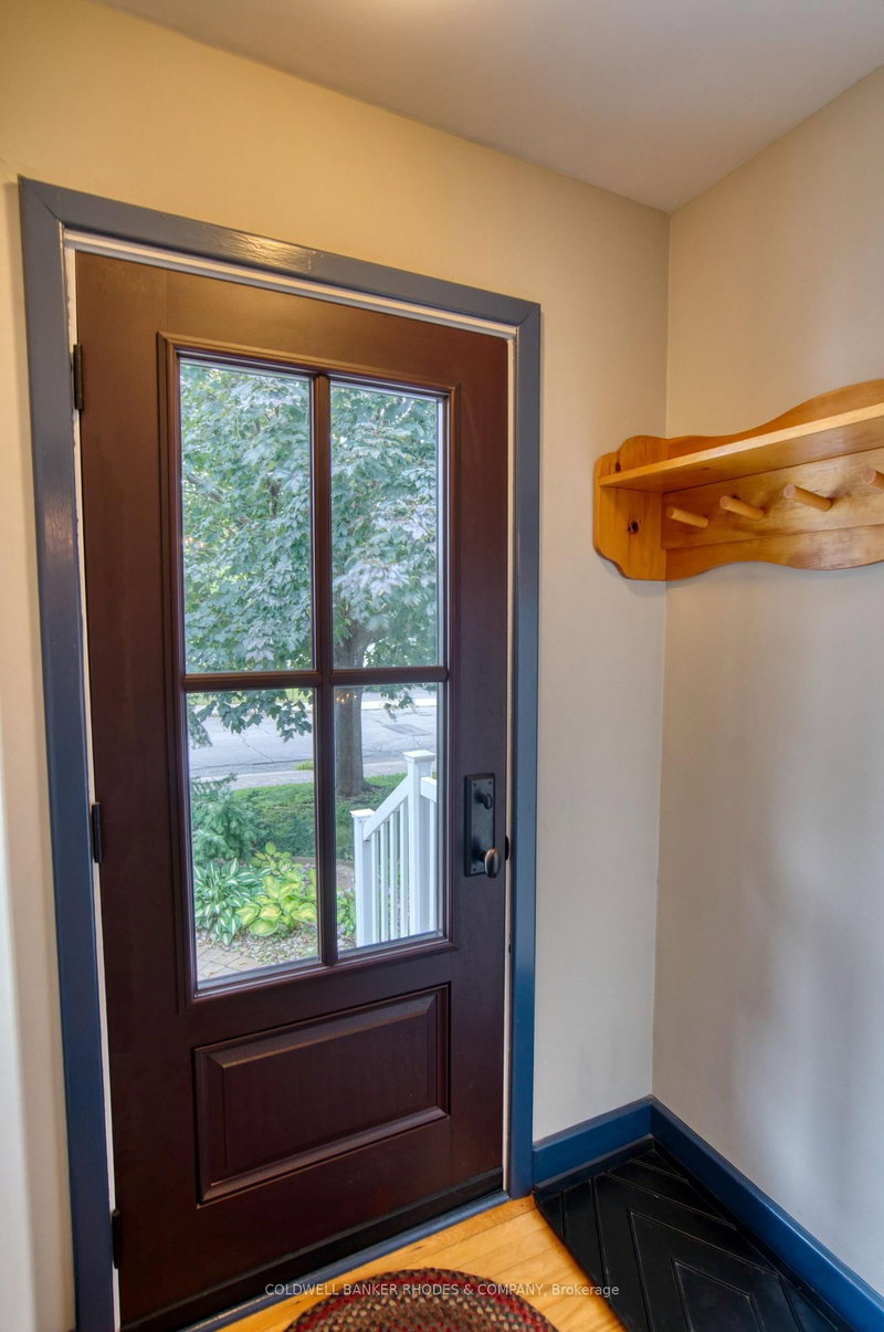 1329 Larose Ave photo 4